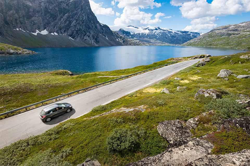 Bil kører i Norge om sommeren