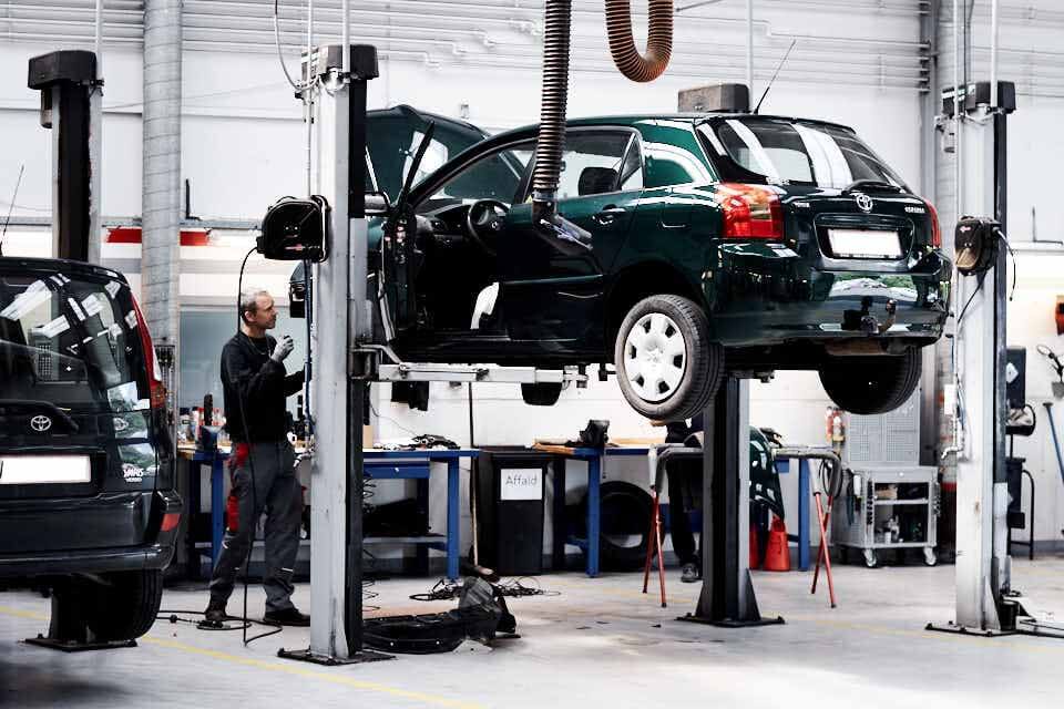 Skorstensgaard mekaniker tjekker Toyota bil på værksted